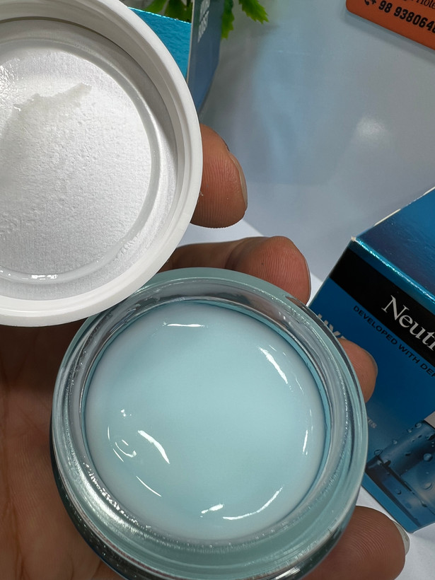 ژل آبرسان نوتروژینا Hydro Boost Water Gel | آبرسانی عمیق و سبک برای پوستهای دهیدراته
