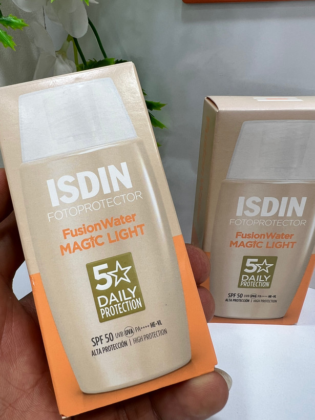 ضد آفتاب رنگی ایزدین فیوژن واتر مجیک لایت SPF50 حجم 50 میل